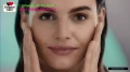 Kobieta z neutralnym wyrazem twarzy trzymająca twarz, promująca suplementy Ceramide Beauty i Kollagen Beauty