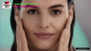 Kobieta z neutralnym wyrazem twarzy trzymająca twarz, promująca suplementy Ceramide Beauty i Kollagen Beauty