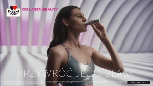 Kobieta w błyszczącej stylizacji wypija ampułkę Kollagenu Beauty, promując suplementację witamin dla zdrowia skóry